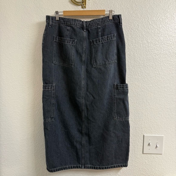 Old Navy Anika Mid Rise Draper Denim Cargo Column Skirt  Size 12 - Picture 2 of 4